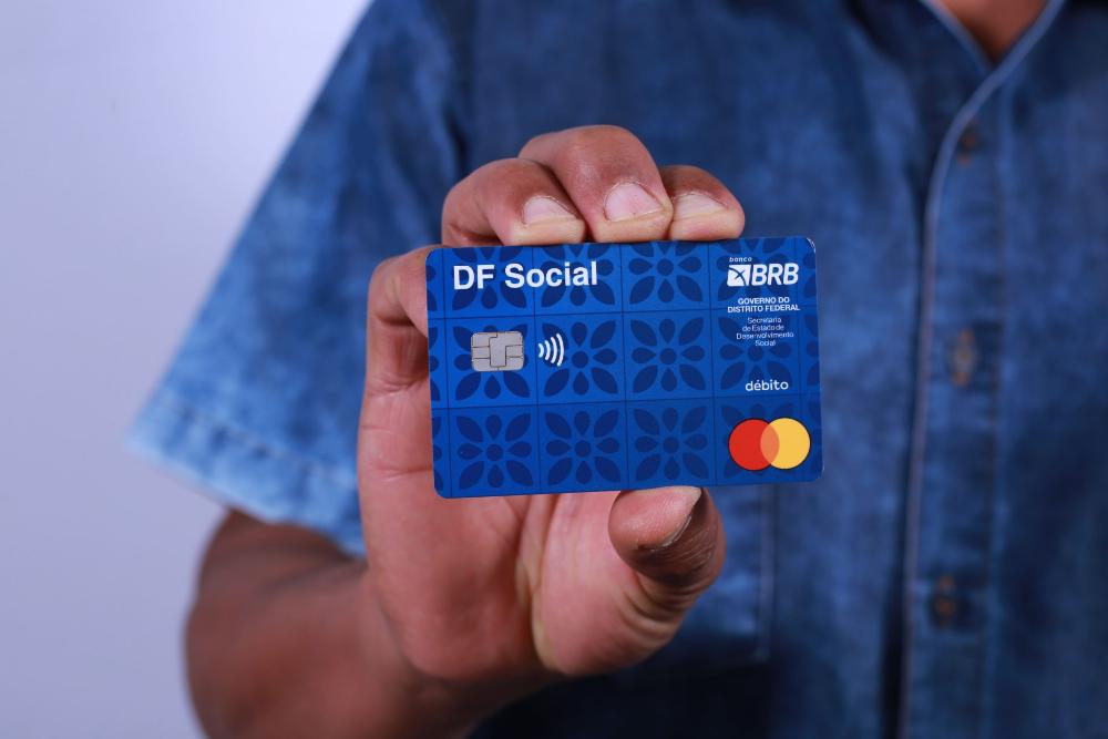 Capa da notícia: Novos beneficiários do DF Social têm até o dia 25 para abrir conta no BRB